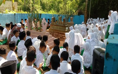 Perkuat Sambungan Hati Kepada Masyayikh, Siswa MI NASA Awali Ziarah ke Asta Pendiri